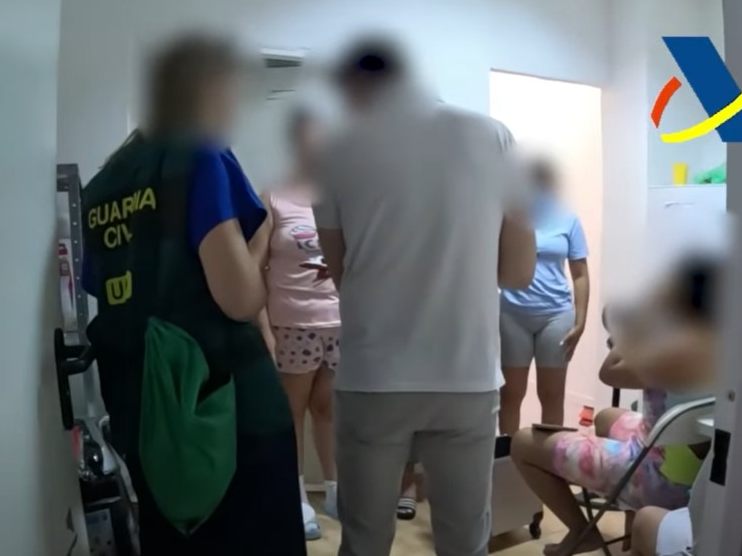 Opfer in "Massagesalons" in Urlaubsregionen zur Prostitution gezwungen. Opfer in "Massagesalons" in Urlaubsregionen zur Prostitution gezwungen.