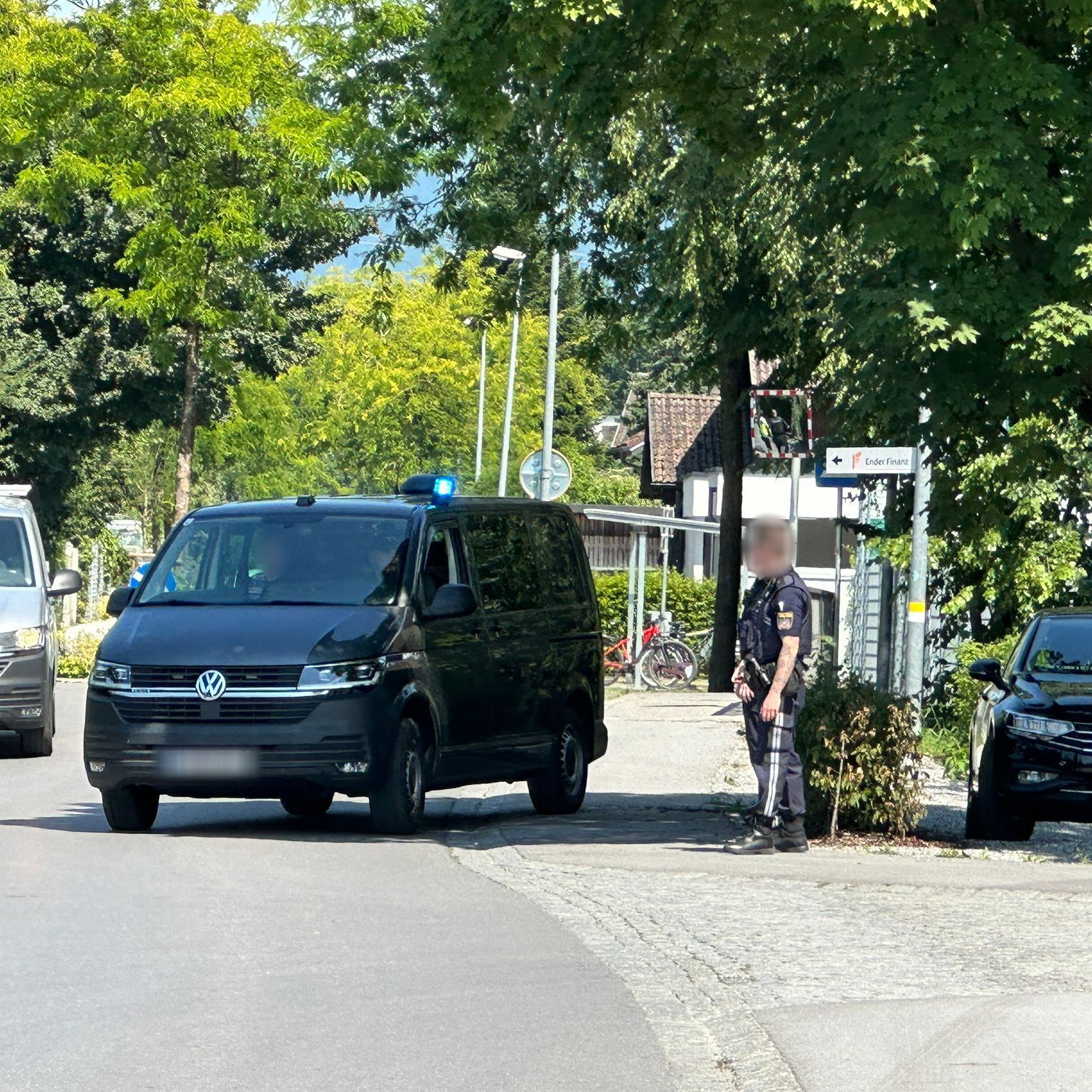 Einsatzkräfte der Polizei an einem Kontrollpunkt – der mutmaßliche Tatverdächtige wurde nach dem Überfall auf die Sparkasse Dornbirn an der Grenze festgenommen.