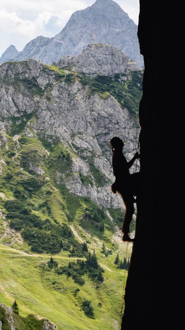 Gefahren wie Steinschlag nehmen beim Bergwandern und beim Klettern in den Alpen nach Ansicht eines Experten zu. (Symbolbild)