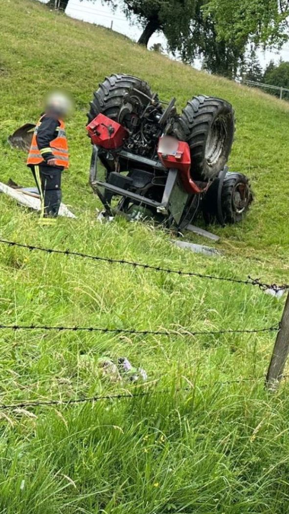 Traktor stürzt in Kennelbach ab.