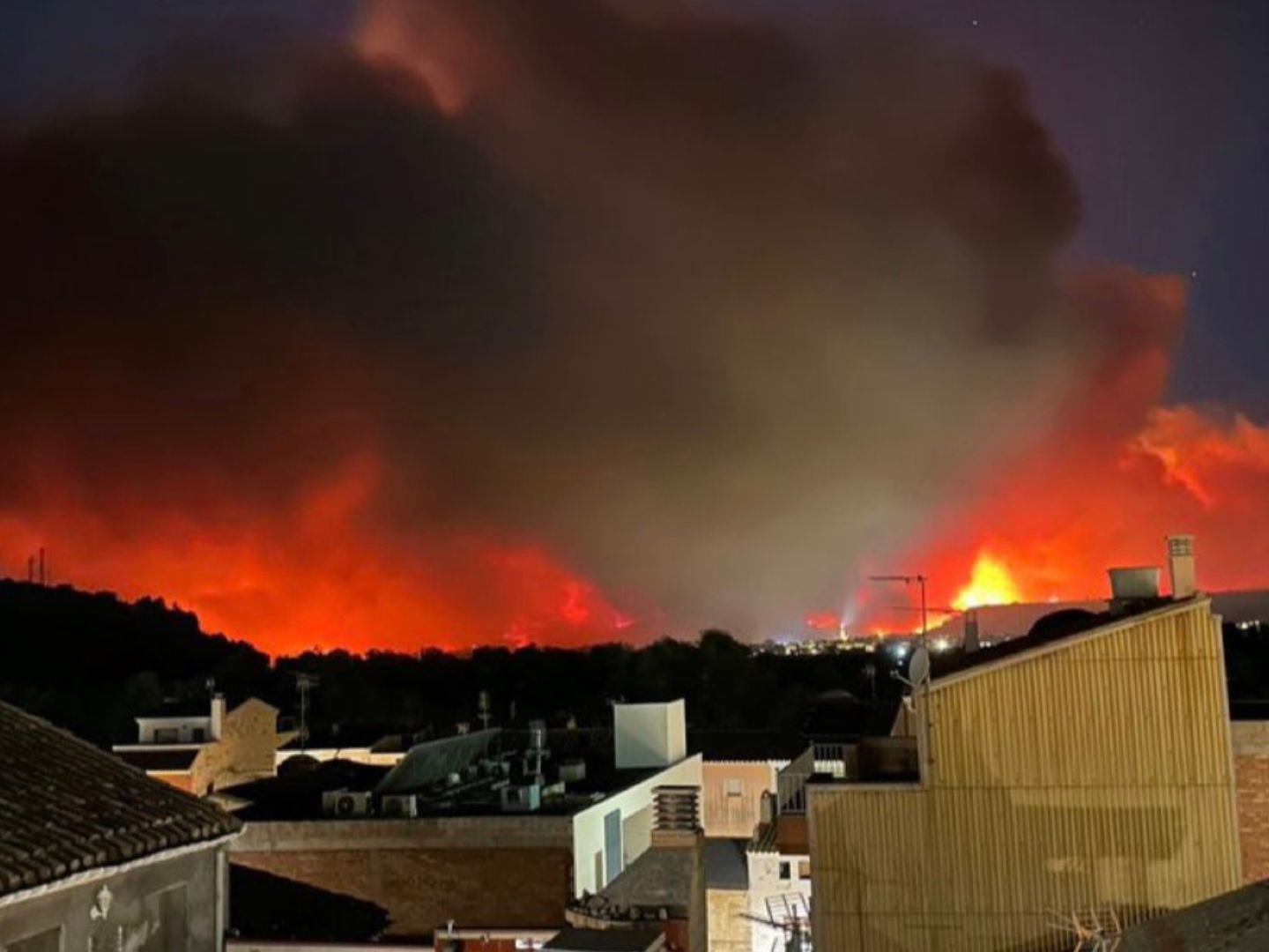 Feuerfront bei Tarragona: Tausende sollen in ihren Häusern bleiben. Feuerfront bei Tarragona: Tausende sollen in ihren Häusern bleiben.