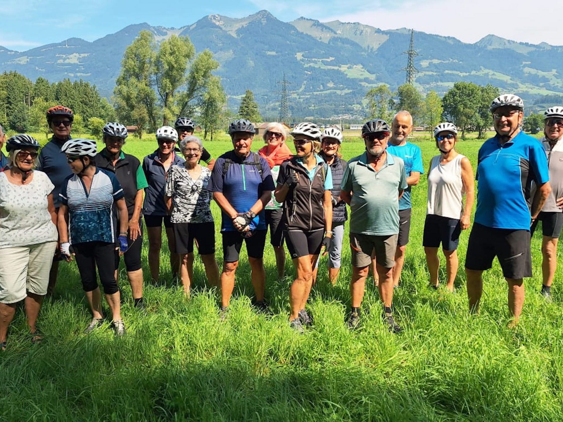 Die Radler:innen von V50plus Bregenz beim Fotostopp Die Radler:innen von V50plus Bregenz beim Fotostopp
