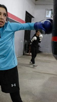 Junge algerische Boxerin beim Training