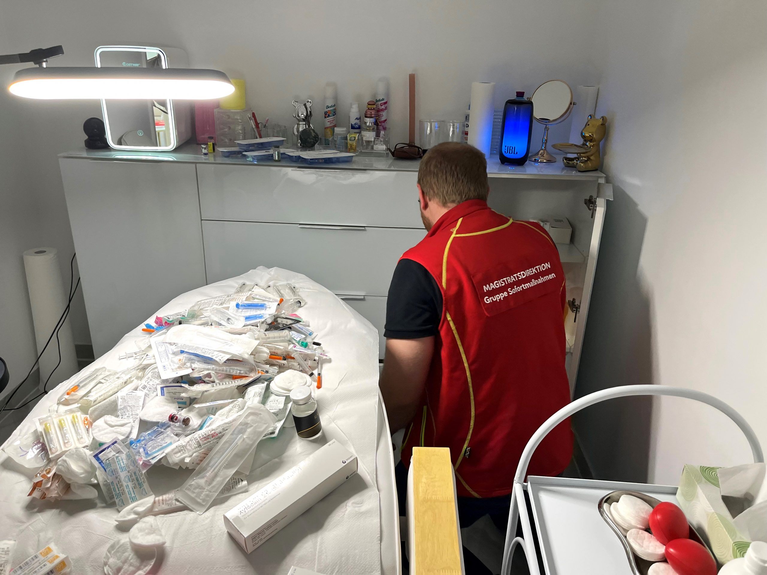 Die Ermittler suchen mögliche weitere Opfer und Zeugen der illegalen Beauty-Klinik.