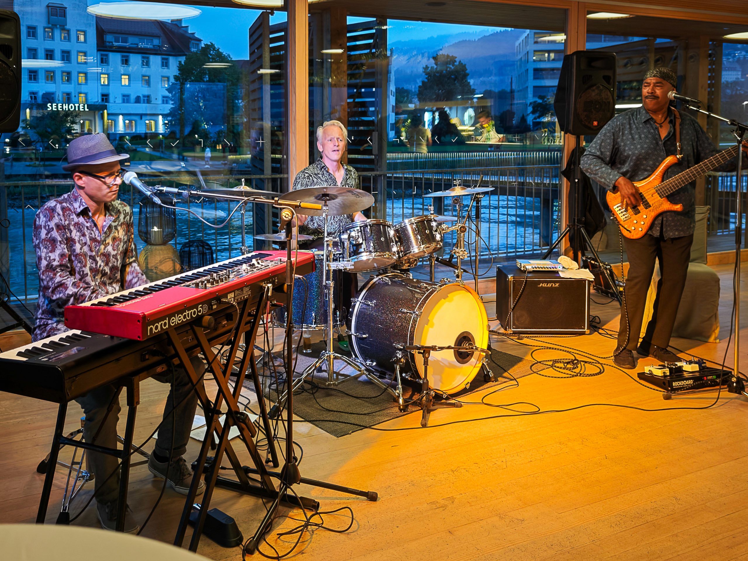 Stompin´ Howie and the Voodoo train spielten im Badeshaus des Hotels am Kaiserstrand Stompin´ Howie and the Voodoo train spielten im Badeshaus des Hotels am Kaiserstrand