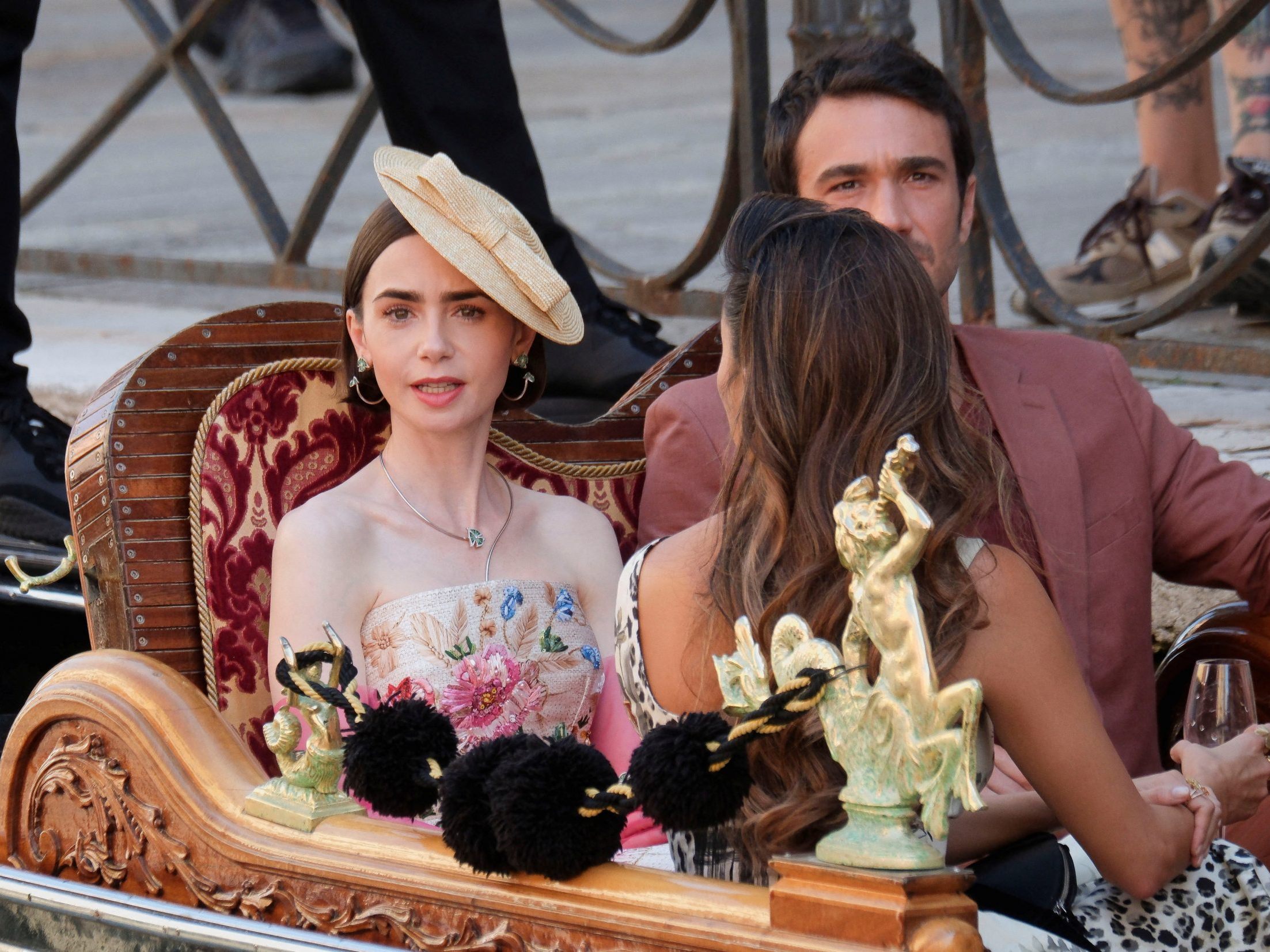 Lily Collins, Ashley Park und Eugenio Franceschini bei Dreharbeiten zur fünften Staffel der Netflix-Serie "Emily in Paris" in Venedig. Die Produktion wurde von einem Todesfall am Set überschattet.