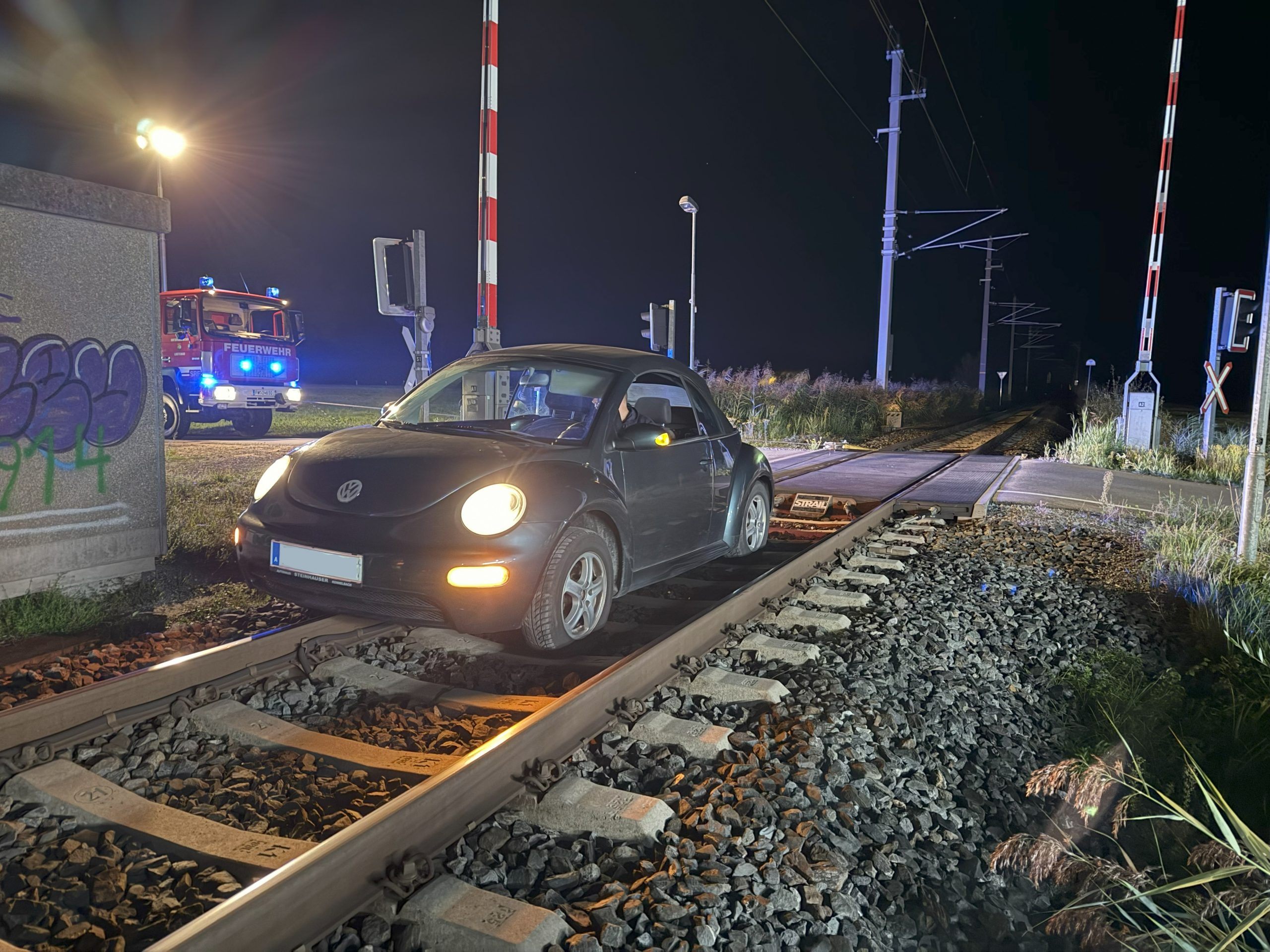 Pkw landet auf ÖBB-Gleisen