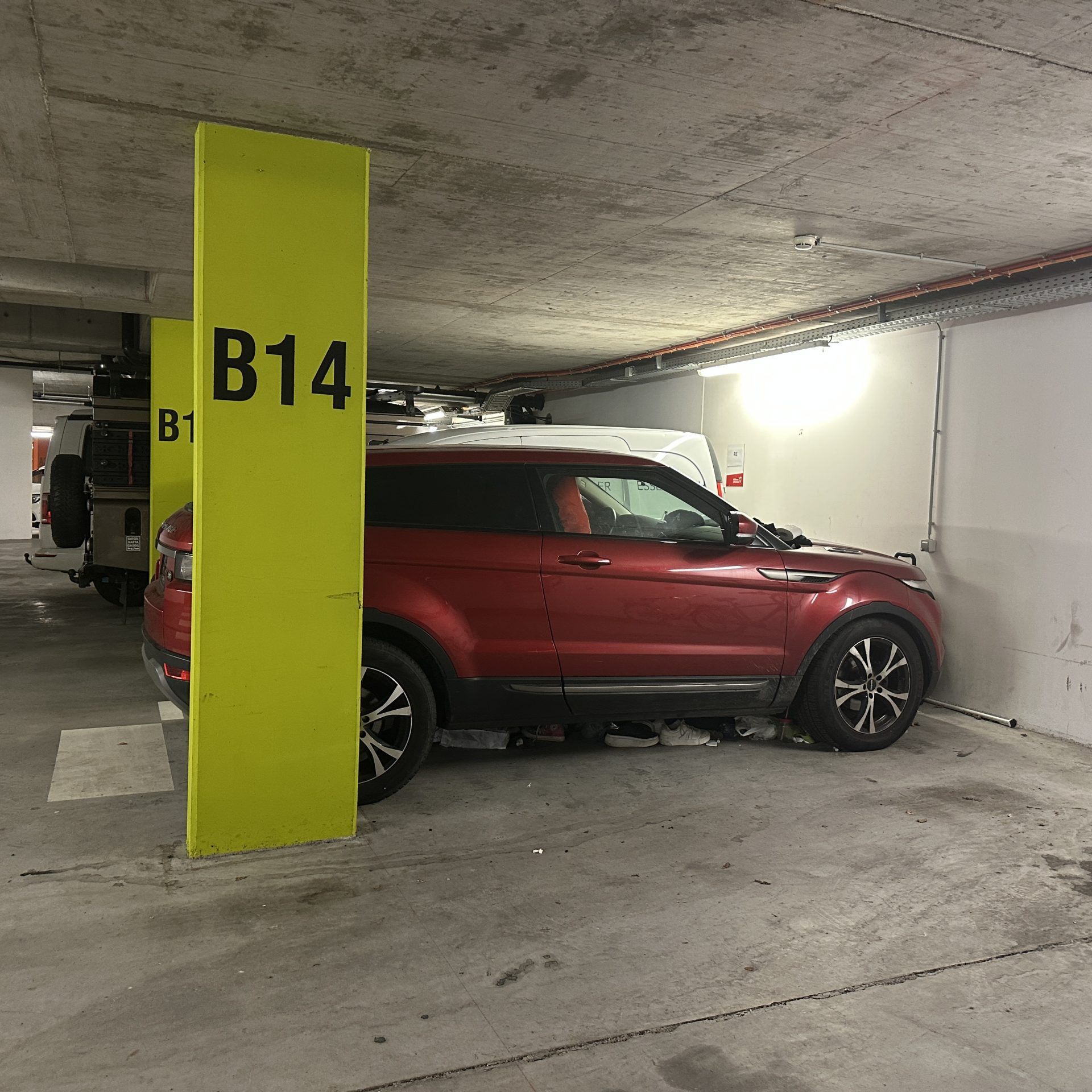 Ein verwahrlost wirkendes Auto sorgt für Kopfschütteln.