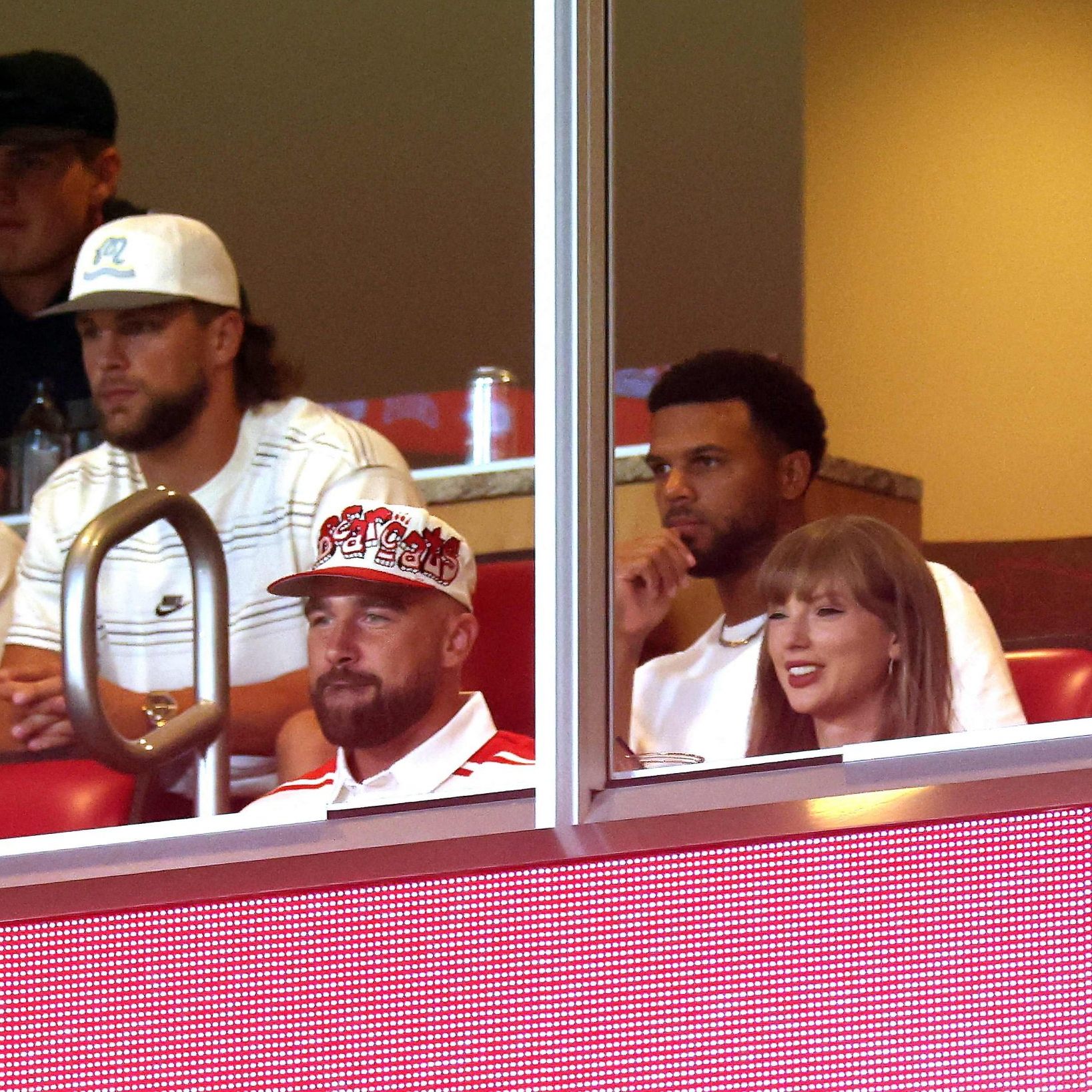 Taylor Swift und Travis Kelce zeigten sich nach der Verlobung im Stadion.