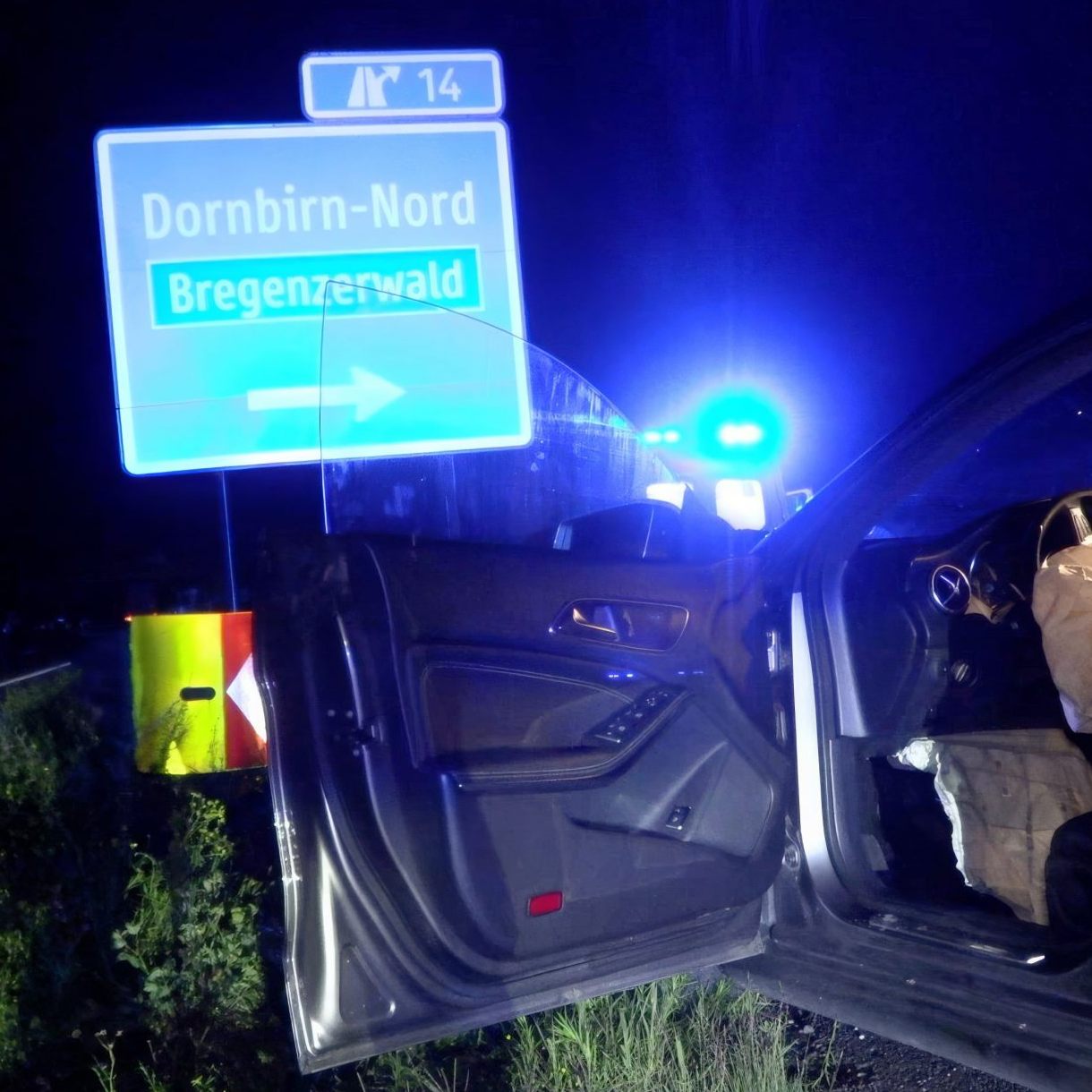 Der Pkw krachte vor dem Verkehrsschild in die Leitschiene.