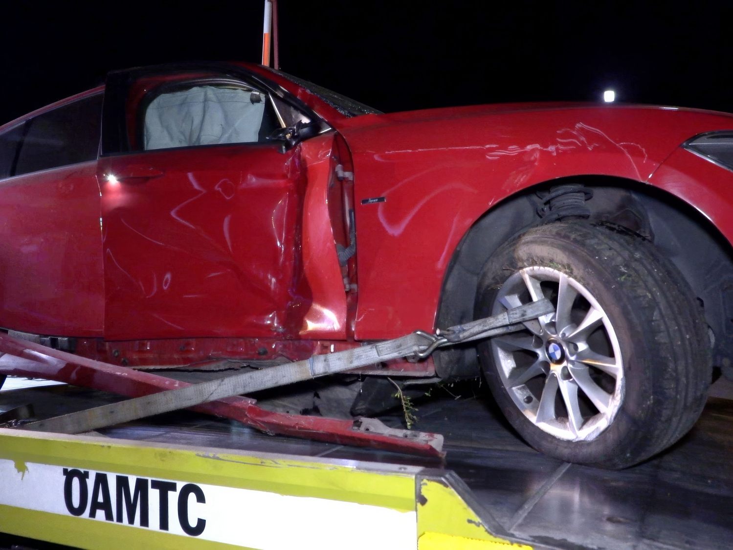 Das Fahrzeug wurde bei dem Unfall erheblich beschädigt. Das Fahrzeug wurde bei dem Unfall erheblich beschädigt.