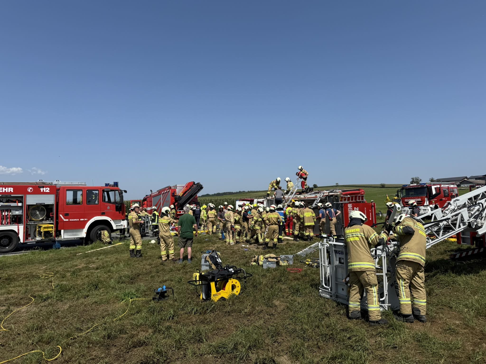 Das Feuerwehrauto kippte aus bislang unbekannter Ursache um.