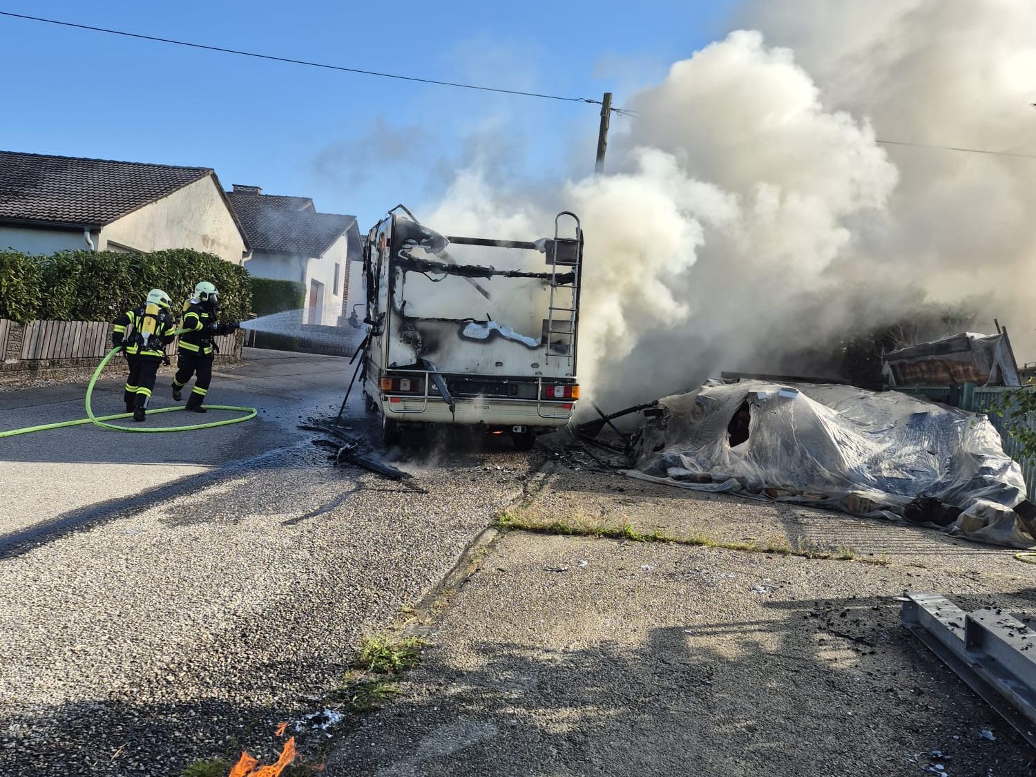 Das brennende Wohnmobil beschädigte ein Auto und einen Gartenzaun. Das brennende Wohnmobil beschädigte ein Auto und einen Gartenzaun.