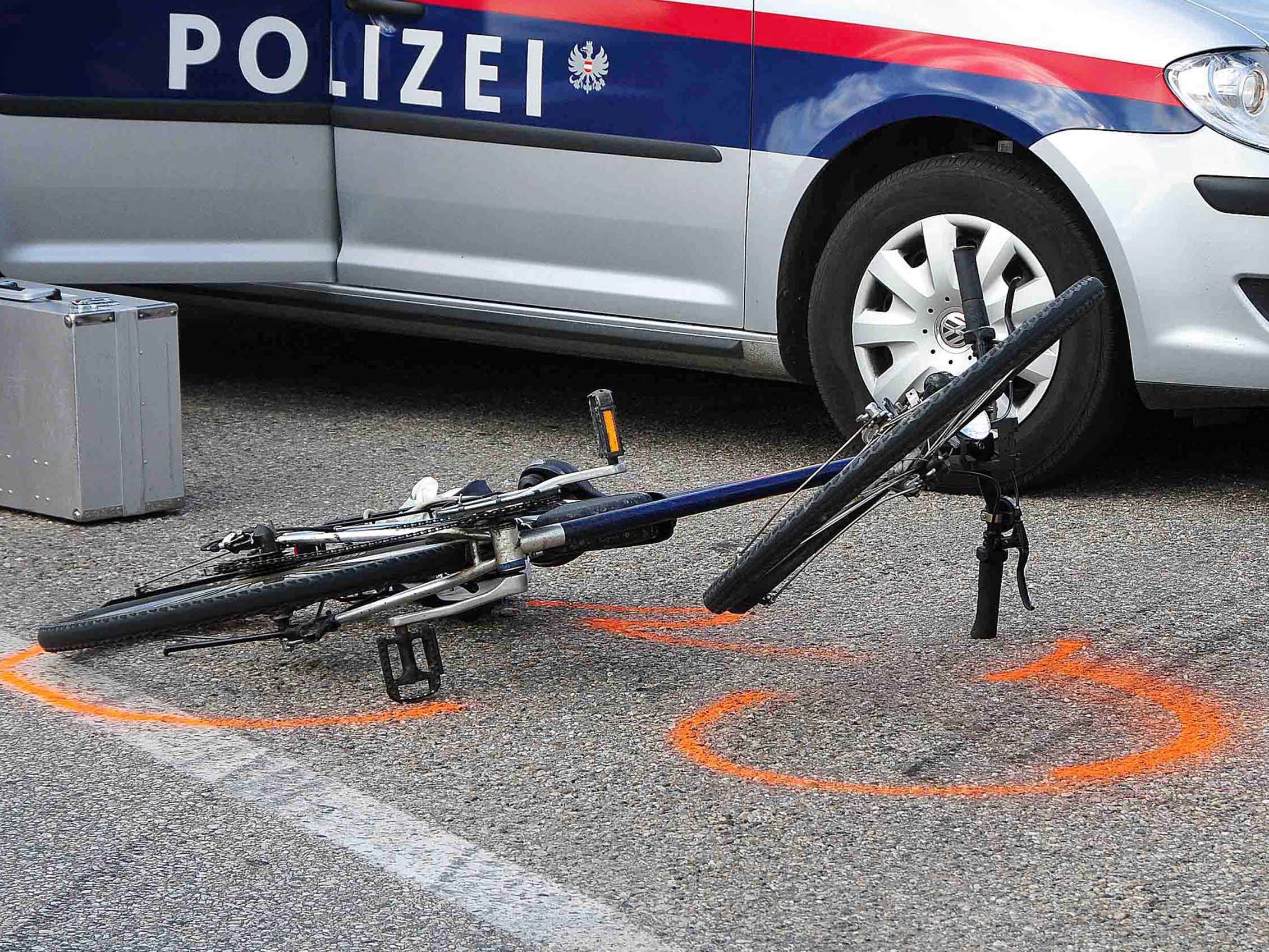 Der Räuber stürzte mit dem Fahrrad und zog sich schwere Verletzungen zu. Der Räuber stürzte mit dem Fahrrad und zog sich schwere Verletzungen zu.