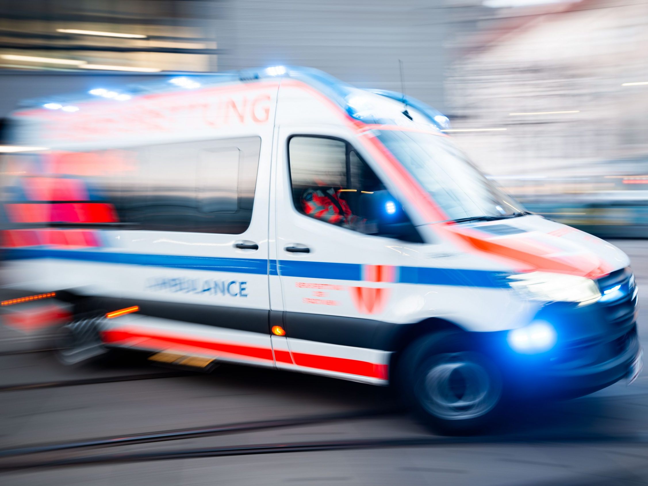 Ein Arbeiter wurde lebensgefährlich verletzt.