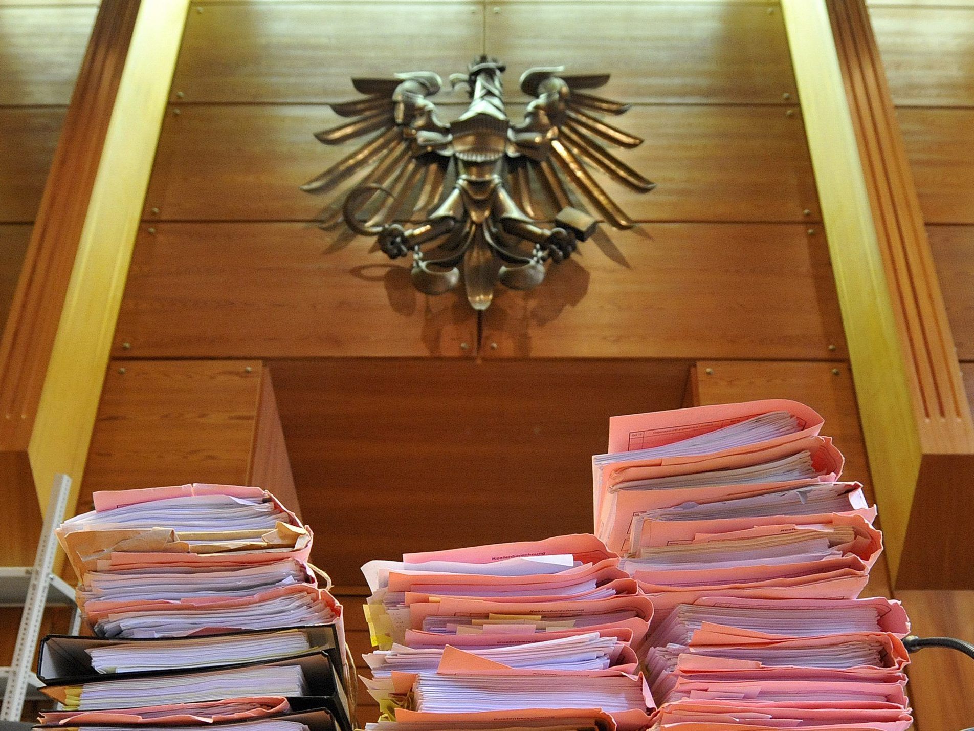 Nach Brandstiftung in Wien wurde ein "Feuerteufel" zu sieben Jahren Haft verurteilt. Nach Brandstiftung in Wien wurde ein "Feuerteufel" zu sieben Jahren Haft verurteilt.