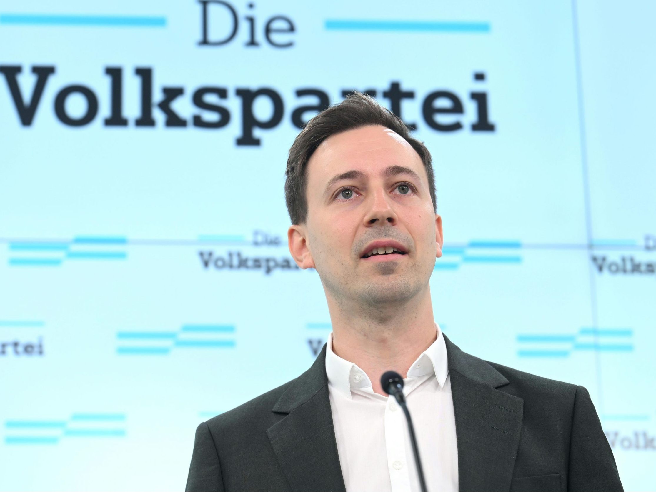 Die eigenen Überlegungen tat der Generalsekretär eher vage kund. Die eigenen Überlegungen tat der Generalsekretär eher vage kund.