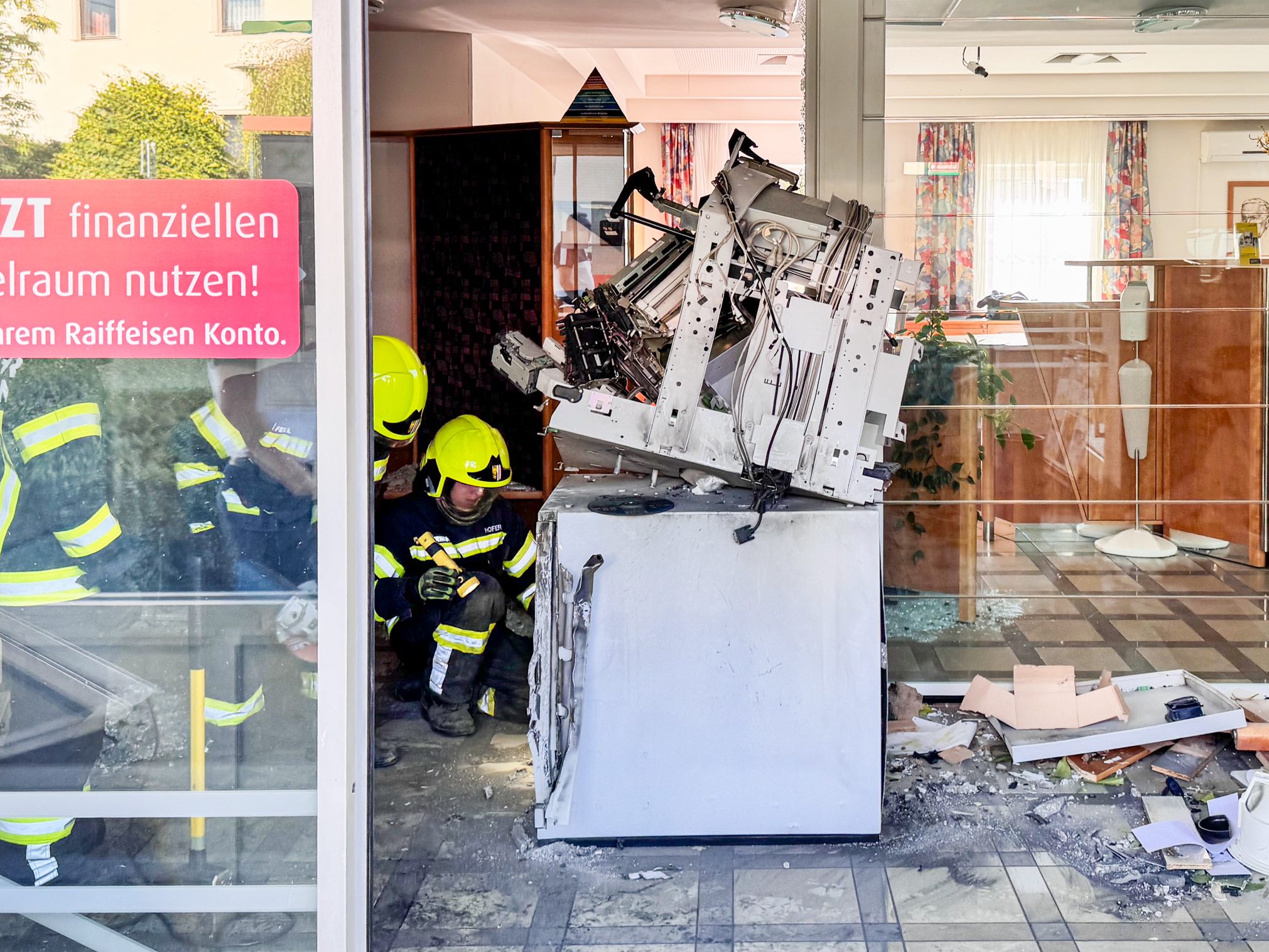 In der Nacht auf Dienstag, 19. August 2025 wurde in Hofkirchen im Traunkreis (Bezirk Linz-Land) ein Bankomat gesprengt. In der Nacht auf Dienstag, 19. August 2025 wurde in Hofkirchen im Traunkreis (Bezirk Linz-Land) ein Bankomat gesprengt.