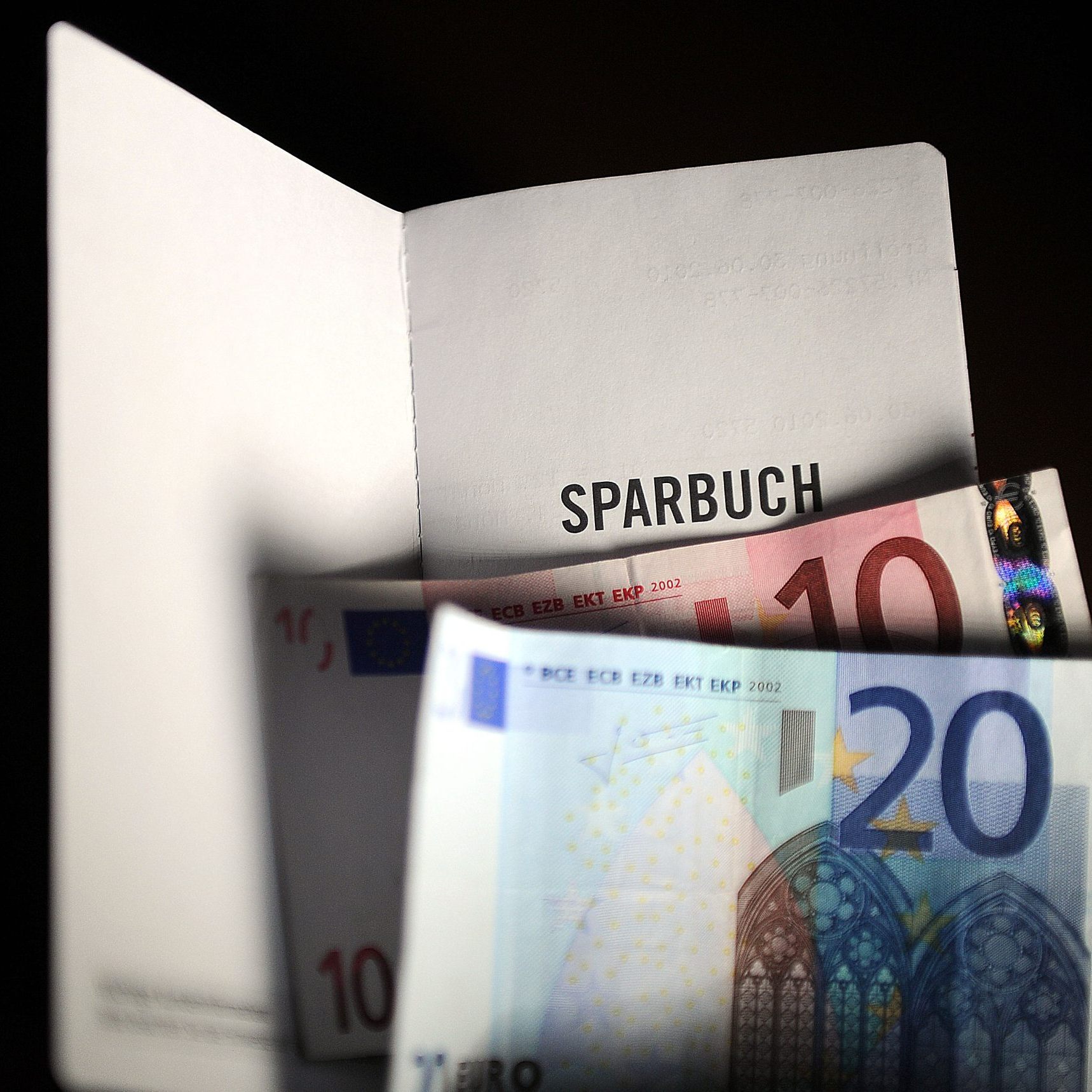 Das Momentum Institut kritisiert die hohe Sparquote in Österreich.