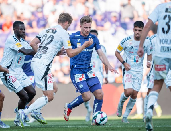 ABD0036_20250810 – WIEN – STERREICH: vlnr.: Dominik Baumgartner (WAC) und Johannes Eggestein (FK Austria Wien)am Sonntag, 10. August 2025, whrend der Admiral-Bundesliga-Partie der 2. Runde des Grunddurchgangs zwischen dem FK Austria Wien und RZ Pellets WAC in Wien. – FOTO: APA/GEORG HOCHMUTH