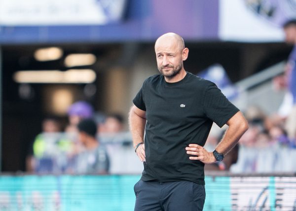 ABD0038_20250810 – WIEN – STERREICH: Trainer Stephan Helm (FK Austria Wien) am Sonntag, 10. August 2025, whrend der Admiral-Bundesliga-Partie der 2. Runde des Grunddurchgangs zwischen dem FK Austria Wien und RZ Pellets WAC in Wien. – FOTO: APA/GEORG HOCHMUTH