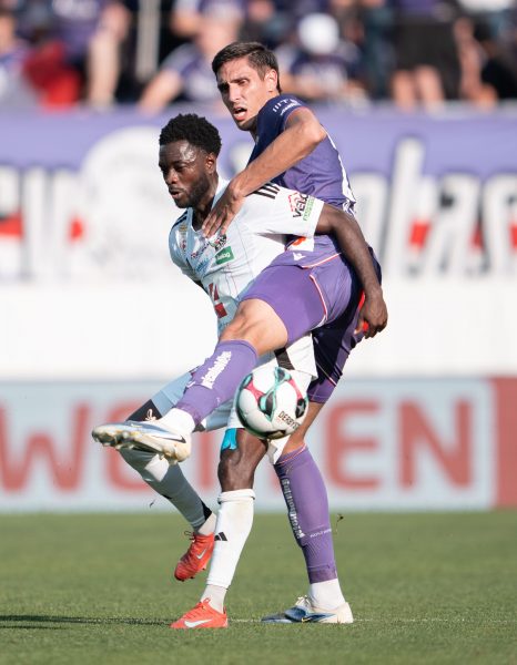 ABD0042_20250810 – WIEN – STERREICH: vlnr.: David Atanga (WAC) und Tin Plavotic (FK Austria Wien) am Sonntag, 10. August 2025, whrend der Admiral-Bundesliga-Partie der 2. Runde des Grunddurchgangs zwischen dem FK Austria Wien und RZ Pellets WAC in Wien. – FOTO: APA/GEORG HOCHMUTH