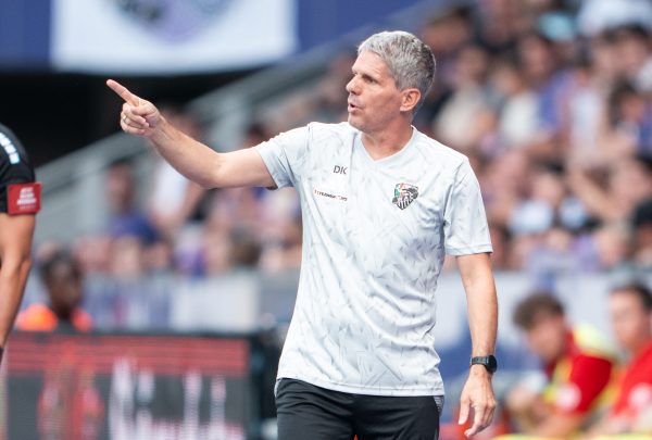 ABD0056_20250810 – WIEN – STERREICH: Trainer Dietmar Khbauer (WAC) am Sonntag, 10. August 2025, whrend der Admiral-Bundesliga-Partie der 2. Runde des Grunddurchgangs zwischen dem FK Austria Wien und RZ Pellets WAC in Wien. – FOTO: APA/GEORG HOCHMUTH