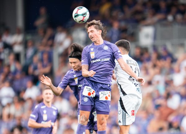 ABD0062_20250810 – WIEN – STERREICH: vlnr.: Kang-Hee Lee (FK Austria Wien), Johannes Handl (FK Austria Wien) und Dejan Zukic (WAC) am Sonntag, 10. August 2025, whrend der Admiral-Bundesliga-Partie der 2. Runde des Grunddurchgangs zwischen dem FK Austria Wien und RZ Pellets WAC in Wien. – FOTO: APA/GEORG HOCHMUTH