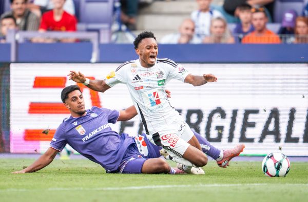 ABD0067_20250810 – WIEN – STERREICH: vlnr.: Manprit Sarkaria (FK Austria Wien) und Thierno Ballo (WAC) am Sonntag, 10. August 2025, whrend der Admiral-Bundesliga-Partie der 2. Runde des Grunddurchgangs zwischen dem FK Austria Wien und RZ Pellets WAC in Wien. – FOTO: APA/GEORG HOCHMUTH