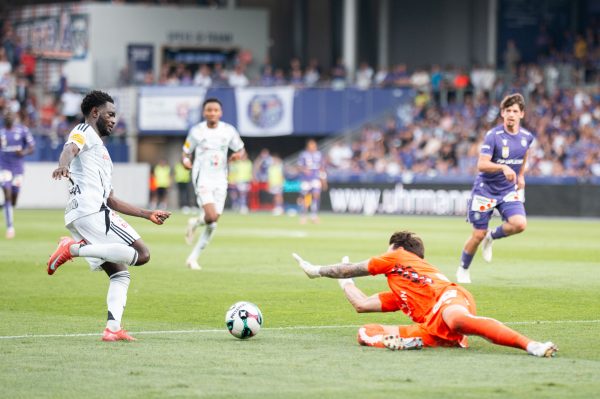 ABD0068_20250810 – WIEN – STERREICH: vlnr.: David Atanga (WAC) und Samuel Sahin-Radlinger (FK Austria Wien) am Sonntag, 10. August 2025, whrend der Admiral-Bundesliga-Partie der 2. Runde des Grunddurchgangs zwischen dem FK Austria Wien und RZ Pellets WAC in Wien. – FOTO: APA/GEORG HOCHMUTH