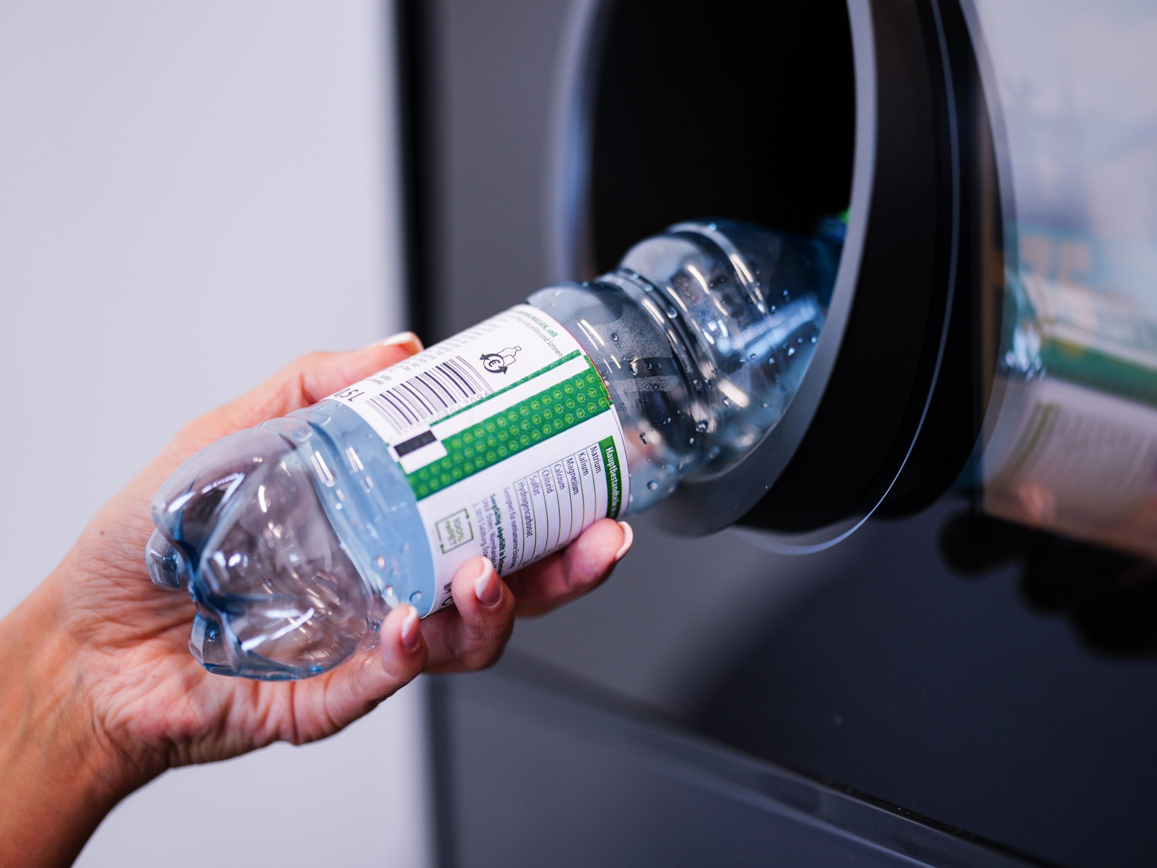 Deutlich mehr recycelte Flaschen gibt es bei PET to PET. Deutlich mehr recycelte Flaschen gibt es bei PET to PET.