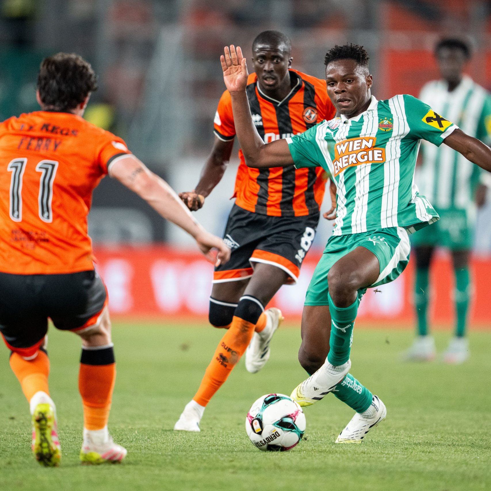 Künftig möglicherweise nicht mehr im Rapid-Dress zu sehen: Mamadou Sangare (rechts).