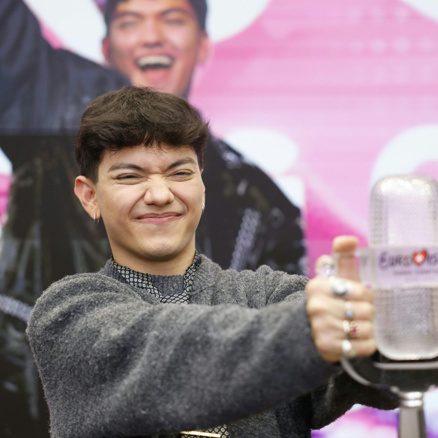 "Ich freue mich so sehr, dass der ESC 'dahoam' in Wien stattfindet!", so JJ.