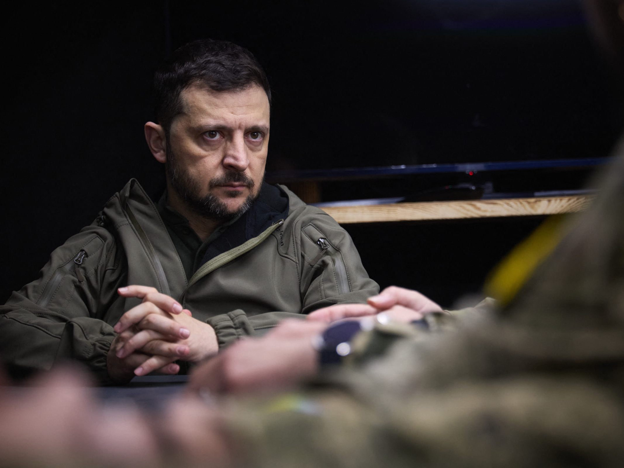Dieses Foto, aufgenommen und veröffentlicht vom ukrainischen Präsidialamt am 22. März 2025, zeigt den ukrainischen Präsidenten Wolodymyr Selenskyj während eines Treffens mit Offizieren der ukrainischen Streitkräfte. Dieses Foto, aufgenommen und veröffentlicht vom ukrainischen Präsidialamt am 22. März 2025, zeigt den ukrainischen Präsidenten Wolodymyr Selenskyj während eines Treffens mit Offizieren der ukrainischen Streitkräfte.