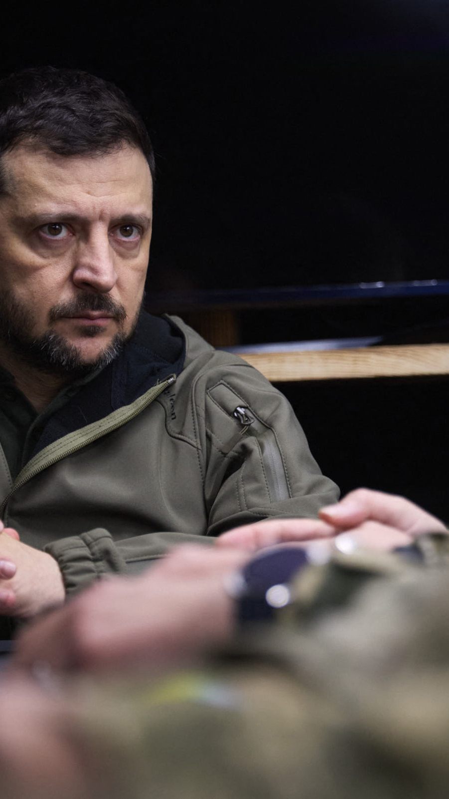 Dieses Foto, aufgenommen und veröffentlicht vom ukrainischen Präsidialamt am 22. März 2025, zeigt den ukrainischen Präsidenten Wolodymyr Selenskyj während eines Treffens mit Offizieren der ukrainischen Streitkräfte.