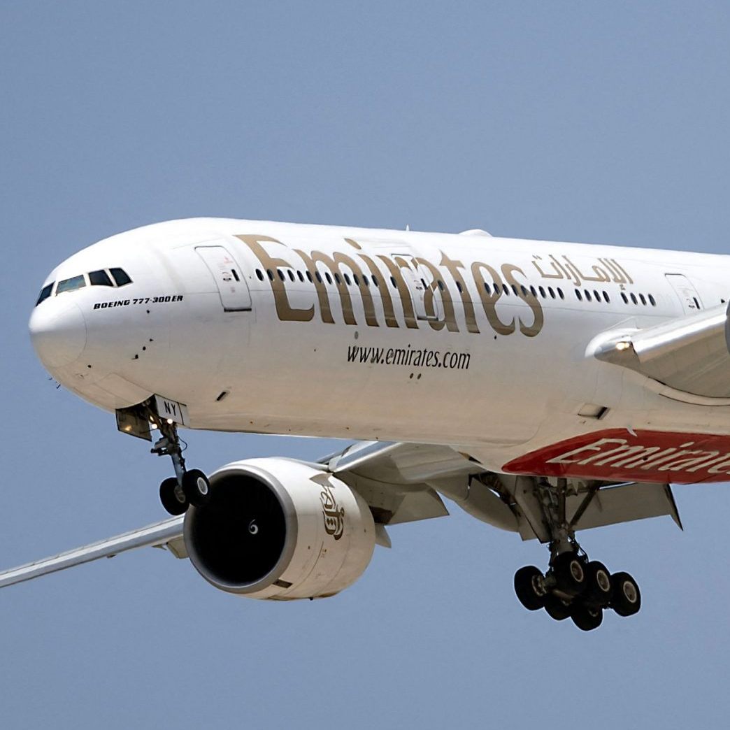 Ab 1. Oktober 2025 dürfen Passagiere bei Emirates keine Powerbanks mehr an Bord verwenden. Das soll das Risiko durch Akkus senken.