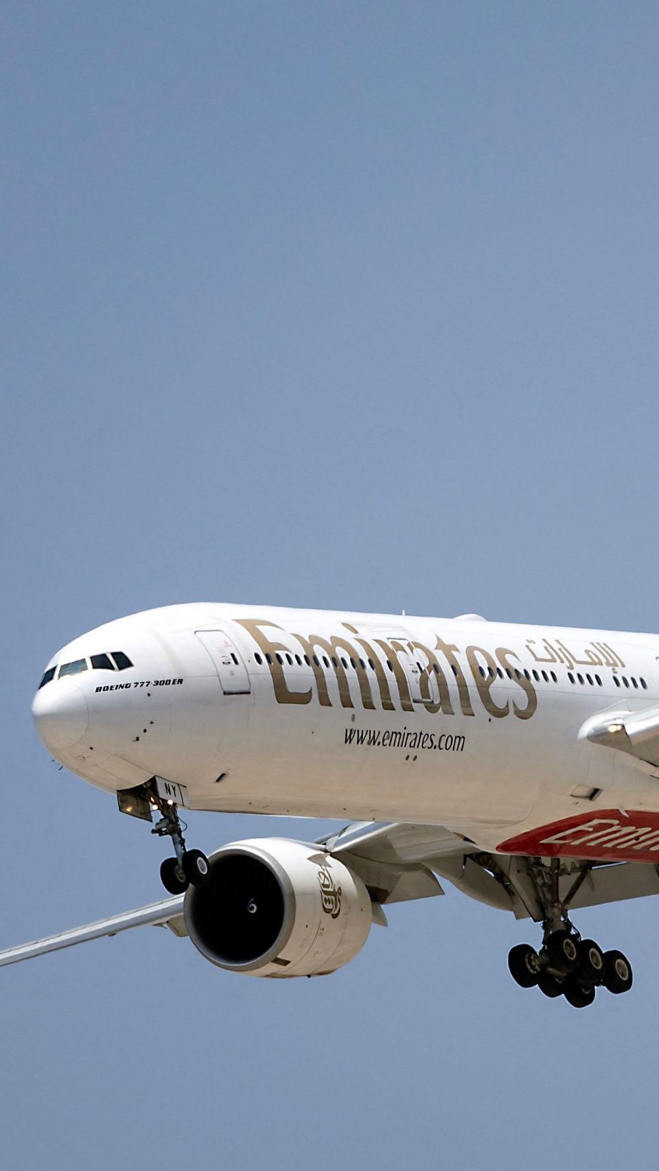 Ab 1. Oktober 2025 dürfen Passagiere bei Emirates keine Powerbanks mehr an Bord verwenden. Das soll das Risiko durch Akkus senken.