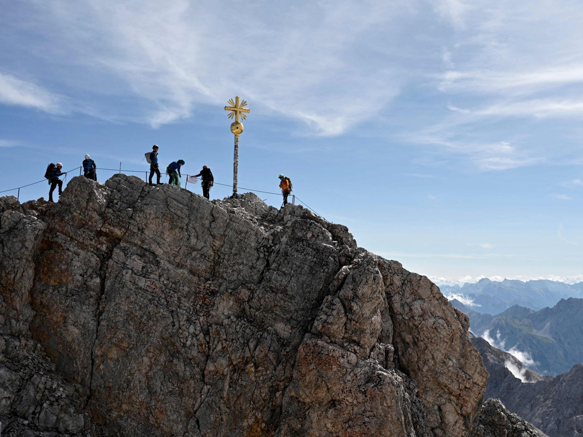 Am Jubiläumsgrat bei der Zugspitze ist ein 61-Jähriger 400 Meter abgestürzt. Rettungskräfte konnten nur noch den Tod feststellen. Am Jubiläumsgrat bei der Zugspitze ist ein 61-Jähriger 400 Meter abgestürzt. Rettungskräfte konnten nur noch den Tod feststellen.