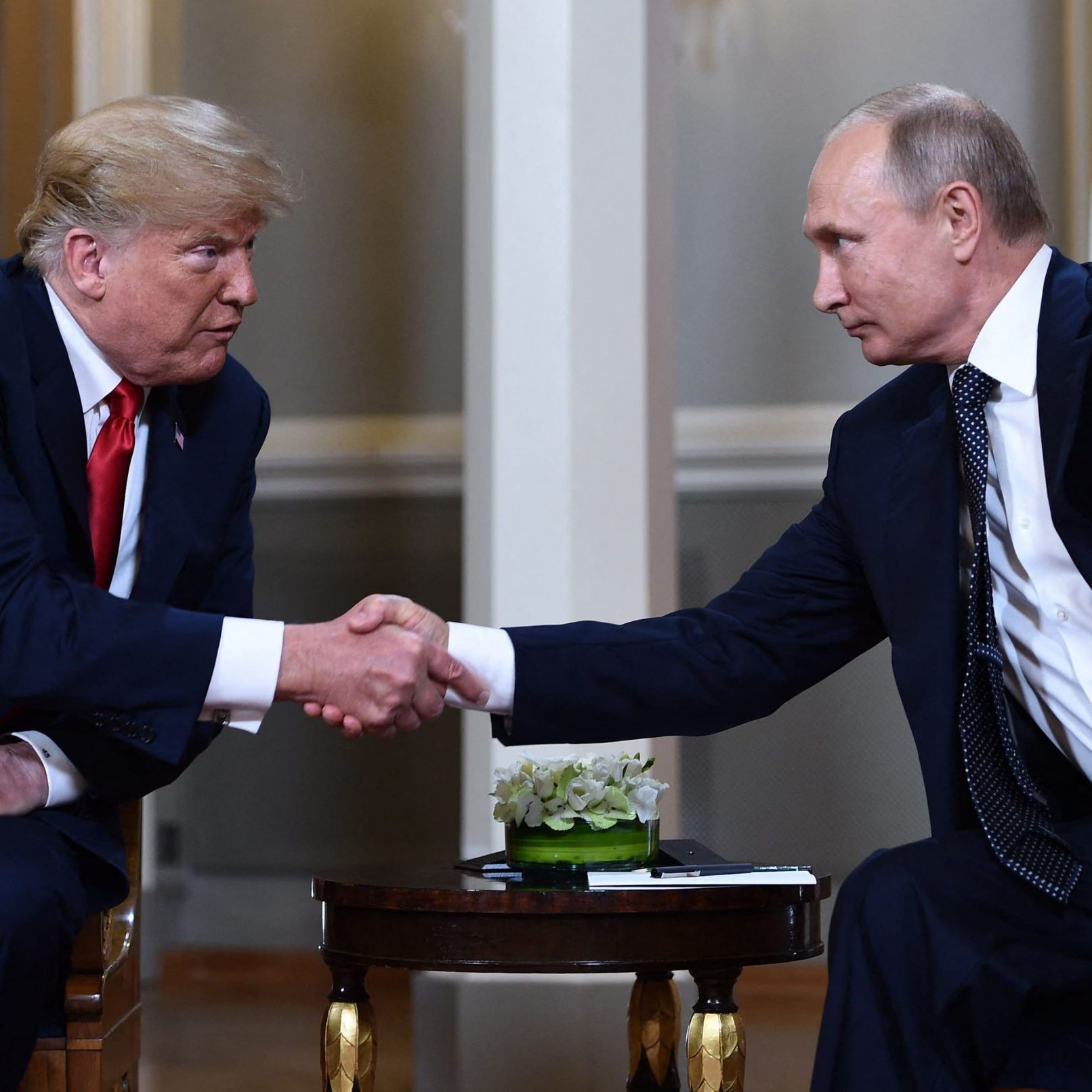 Der russische Präsident Wladimir Putin (r.) und US-Präsident Donald Trump schütteln sich am 16. Juli 2018 in Helsinki vor einem Treffen die Hand.