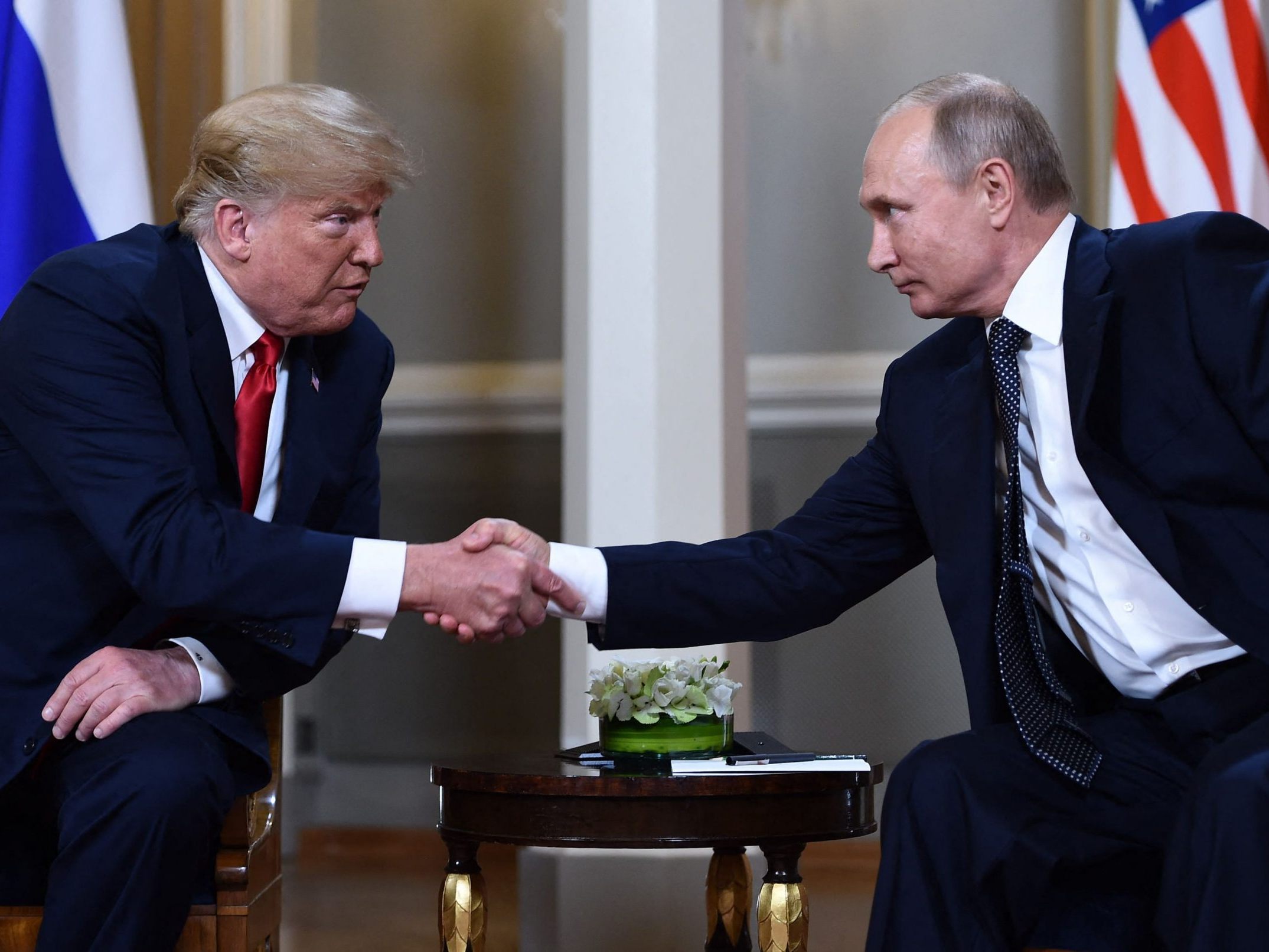 Der russische Präsident Wladimir Putin (r.) und US-Präsident Donald Trump schütteln sich am 16. Juli 2018 in Helsinki vor einem Treffen die Hand.