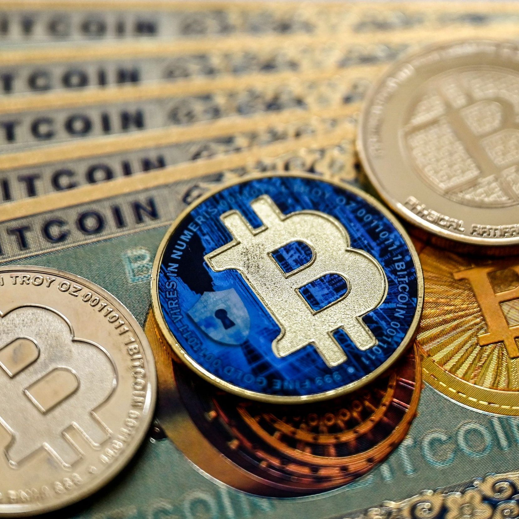 Der Bitcoin steigt auf über 122.000 US-Dollar und nähert sich seinem Rekordwert von Mitte Juli – institutionelle Käufe treiben den Kurs.