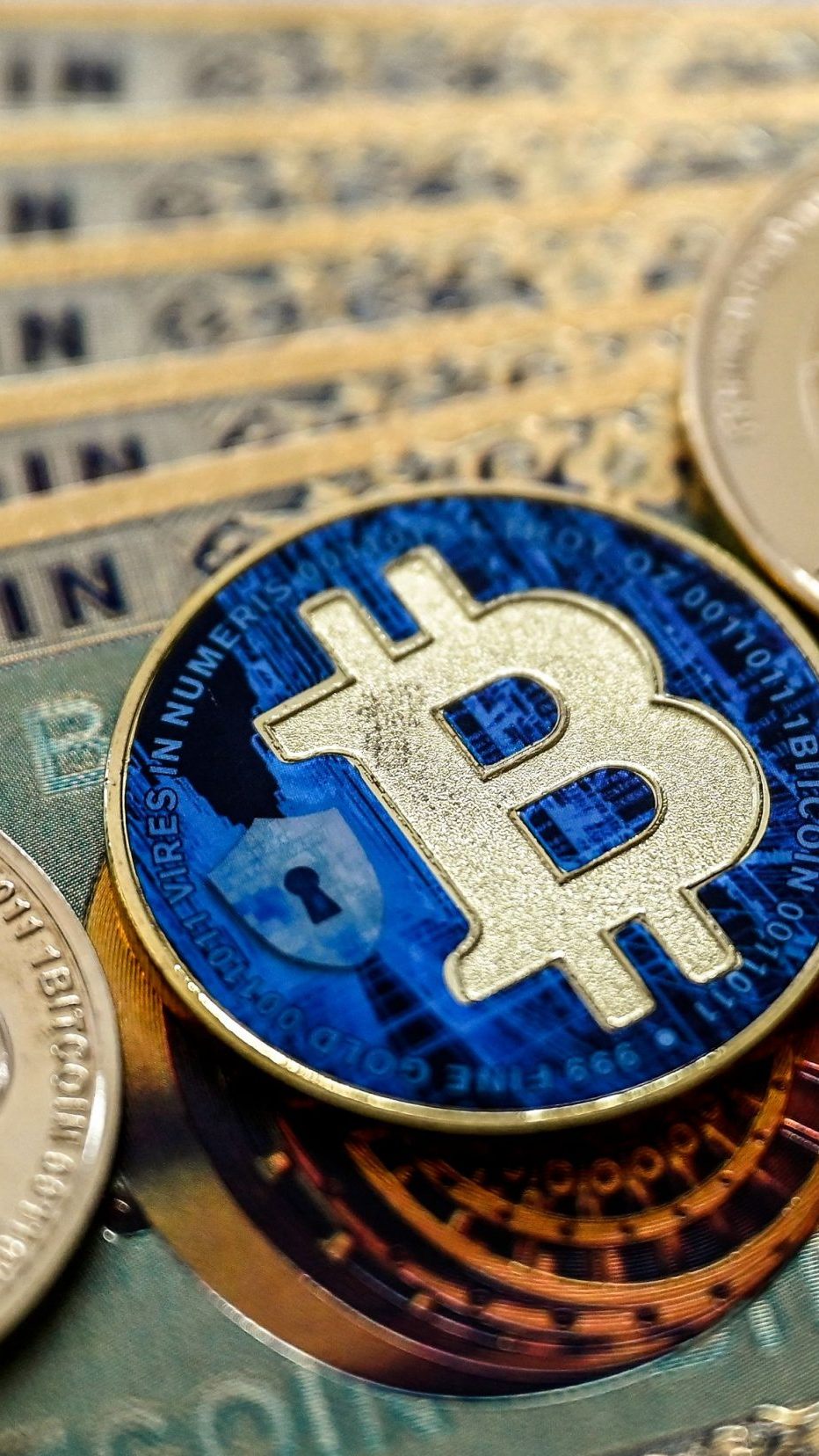 Der Bitcoin steigt auf über 122.000 US-Dollar und nähert sich seinem Rekordwert von Mitte Juli – institutionelle Käufe treiben den Kurs.