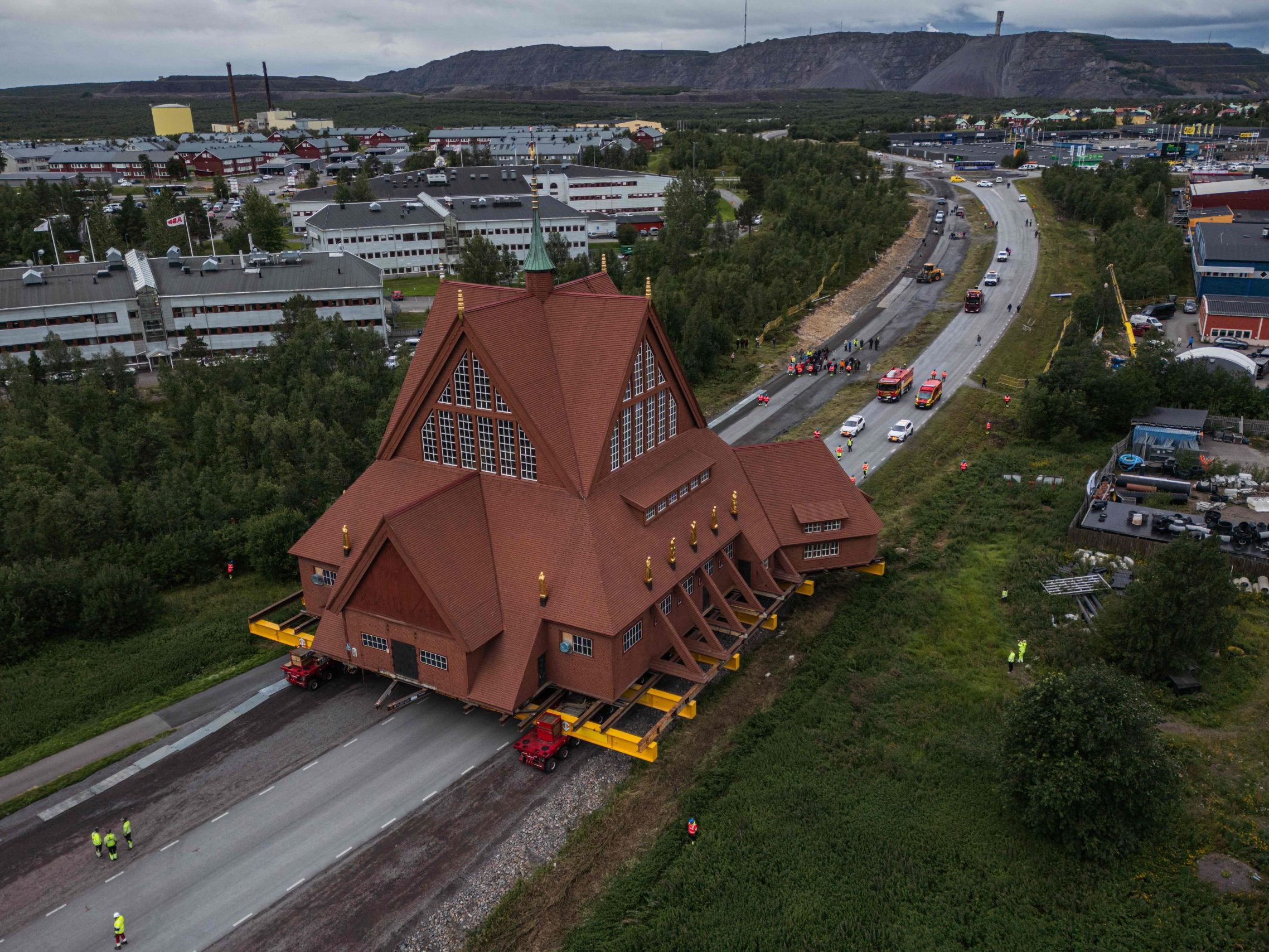 700 Tonnen schwere Holzkirche auf Spezialanhänger an neuen Standort gebracht 700 Tonnen schwere Holzkirche auf Spezialanhänger an neuen Standort gebracht