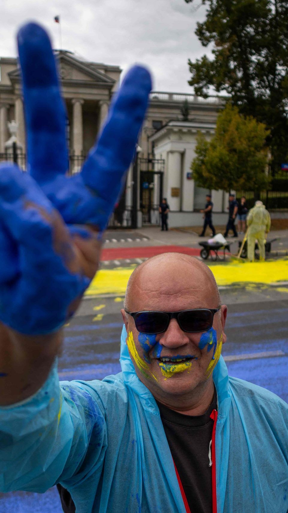 Ein Mann zeigt das Victory-Zeichen bei einer Ukraine-Solidaritätsaktion vor der russischen Botschaft in Warschau.