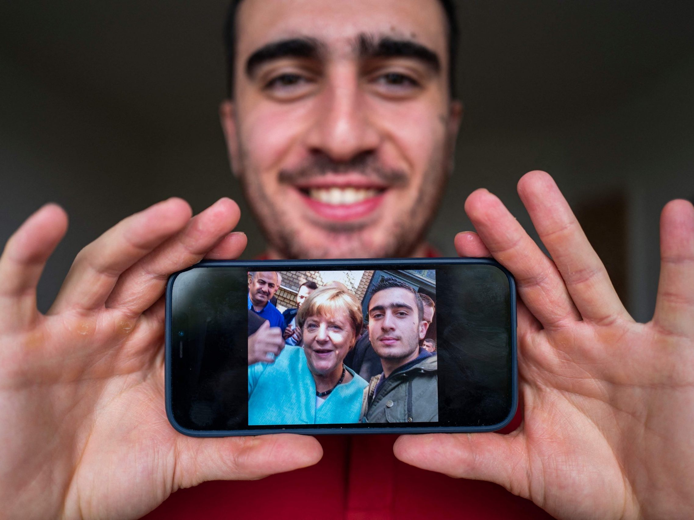 Der aus Syrien geflüchtete Mann wurde 2015 durch ein Selfie mit der damaligen Bundeskanzlerin Angela Merkel berühmt.