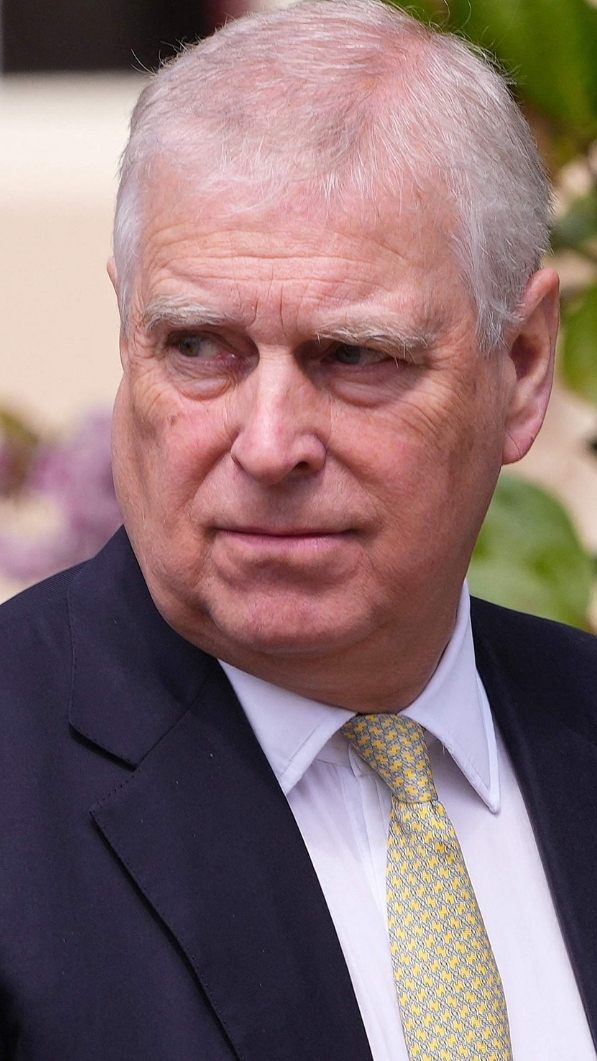 Enthüllungsbuch will Putins Druckmittel gegen den britischen Prinzen Andrew offenlegen.