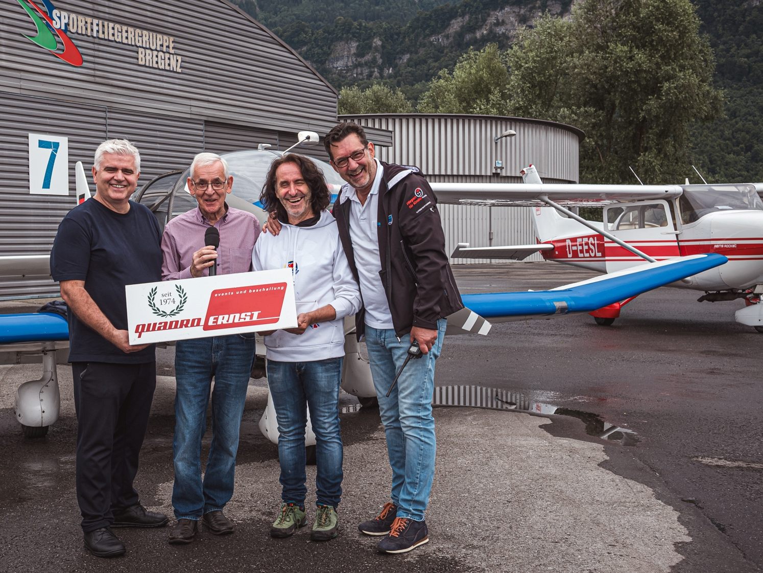 Avni Pllana vom Restaurant Antonio Bludenz, DJ Quadro Ernst, Joe Fritsche von Stunde des Herzens und Andreas Seeburger vom Flugplatz Hohenems im Rahmen von 25 Jahre fliegen für Kinder mit Handicap. Avni Pllana vom Restaurant Antonio Bludenz, DJ Quadro Ernst, Joe Fritsche von Stunde des Herzens und Andreas Seeburger vom Flugplatz Hohenems im Rahmen von 25 Jahre fliegen für Kinder mit Handicap.