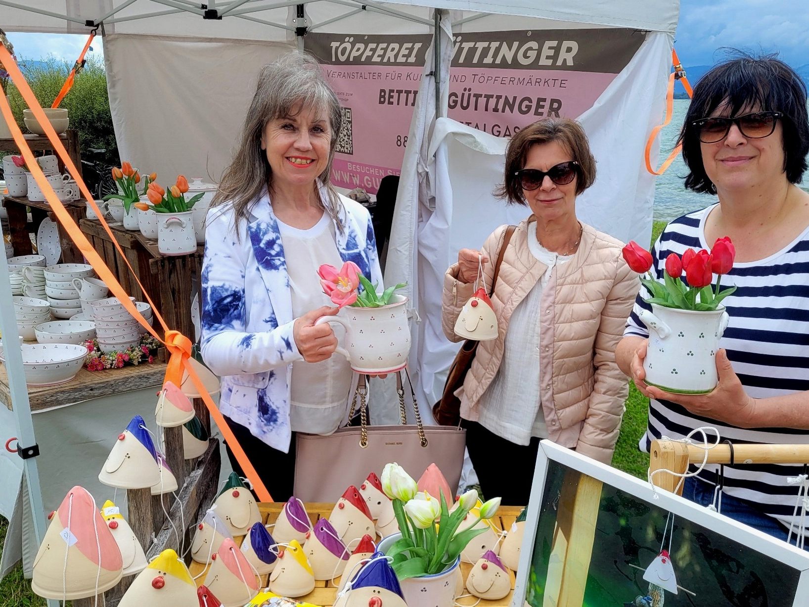 Auch Bettina Güttinger (rechts) von der Töpferei B. Güttinger aus Isny freut sich auf den „End of Summer Kunstmarkt“ im besonderen Ambiente bei der Alten Fähre im Lochauer Hafen. Auch Bettina Güttinger (rechts) von der Töpferei B. Güttinger aus Isny freut sich auf den „End of Summer Kunstmarkt“ im besonderen Ambiente bei der Alten Fähre im Lochauer Hafen.