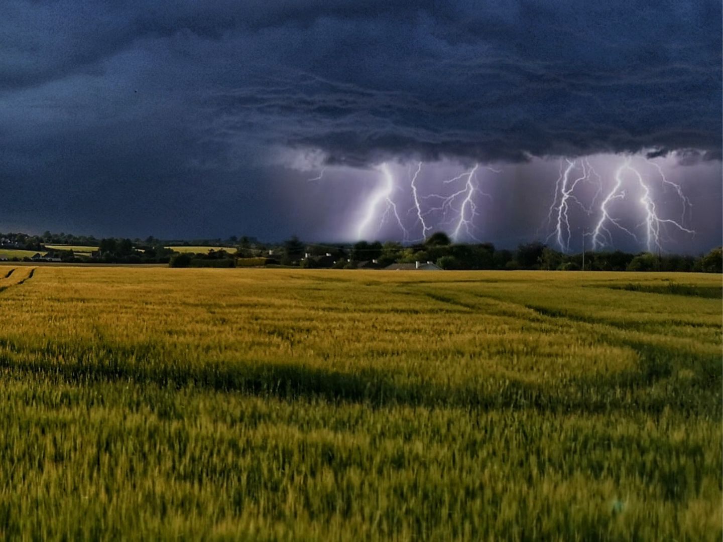 Kräftige Schauer und Gewitter stehen an. Kräftige Schauer und Gewitter stehen an.