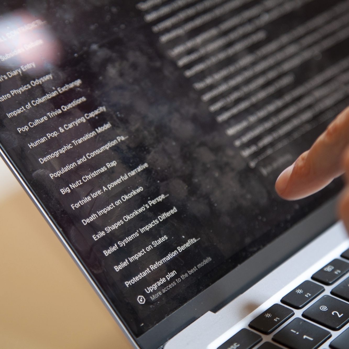 OpenAI führt neue Schutzfunktionen bei ChatGPT ein: Pausenhinweise, sensible Gesprächsführung und Frühwarnsystem bei emotionalem Stress.
